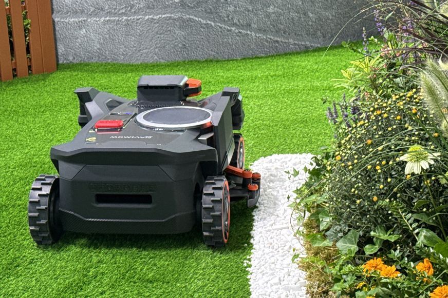 Segway Navimow H5 Pro mit ausgefahrenem EdgeMaestro Arm an einer Poolkante